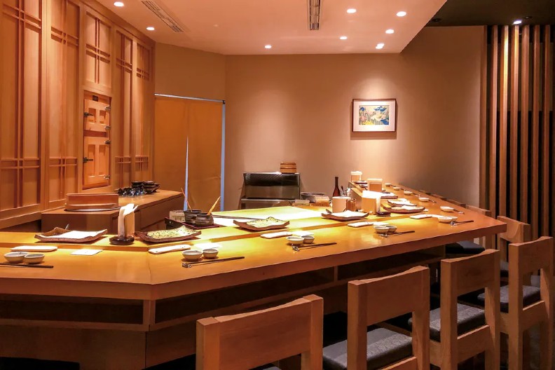 鮨天本用餐環境。取自米其林指南官網