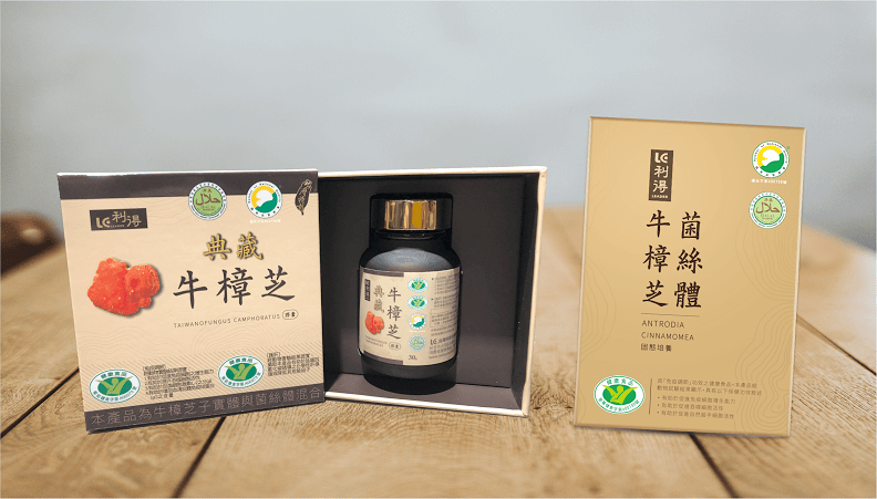 利得典藏牛樟芝膠囊(左);利得牛樟芝固態培養菌絲體膠囊(右)。