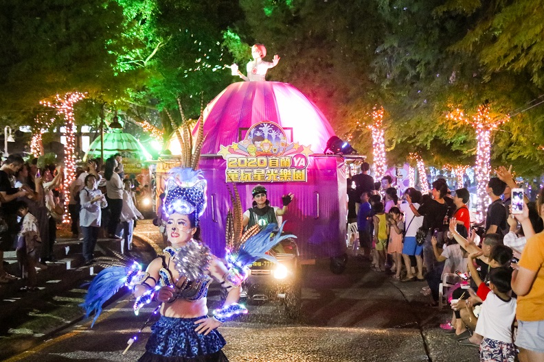 蘭陽森巴藝術舞團於2020宜蘭YA童玩星光樂園熱鬧表演遊行。