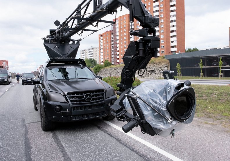 劇組取得當地政府的拍片許可,封鎖了八公里長的高速公路暫停通車三週