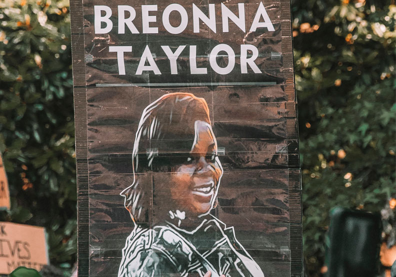 泰勒(Breonna Taylor)。Unsplash by Maria Oswalt