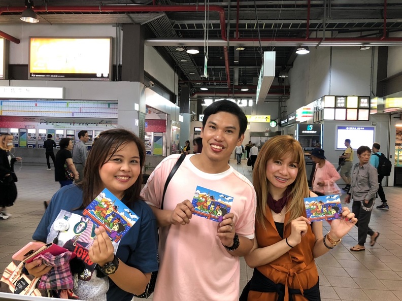桃園火車站旅遊服務中心以貼心小物收服東南亞旅客的心。(照片提供:桃園火車站旅遊服務中心)