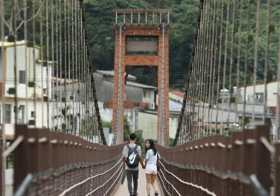 《冬冬的假期》日式老宅、800歲大樟樹…走進苗栗，享受好景美食