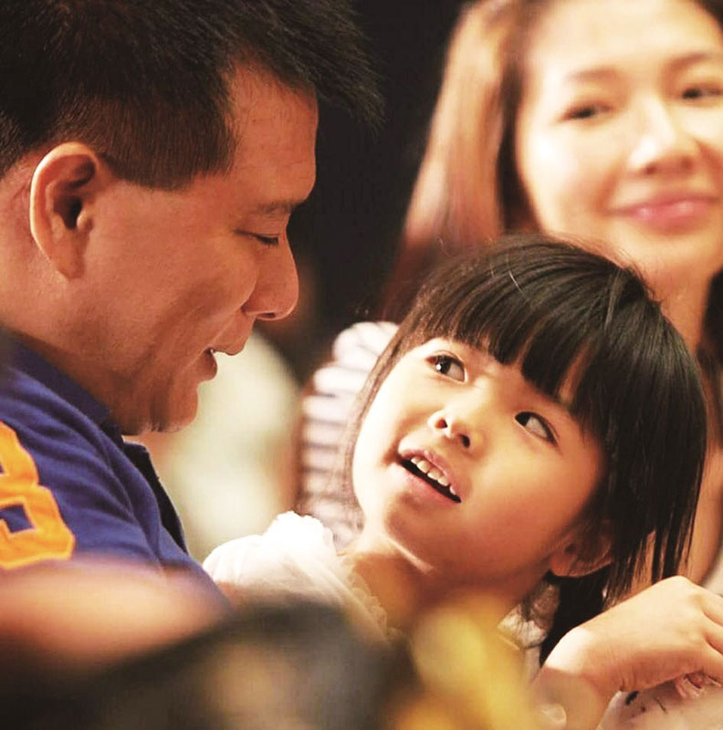 蔡詩萍和太太林書煒、女兒童年時的合照。(蔡詩萍提供)