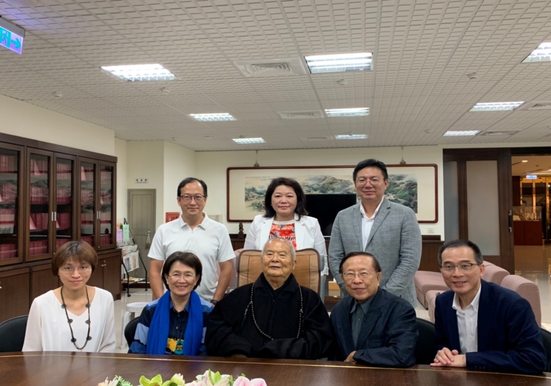 遠見．天下文化創辦人高希均教授（前排右二）、王力行發行人（前排左二）率領集團主管，於2020年8月底拜會久公開露面的星雲大師（前排中）。
