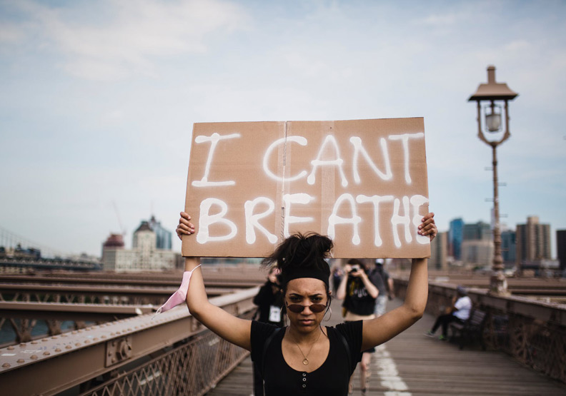 抗議佛洛伊德事件的民眾。取自pexels
