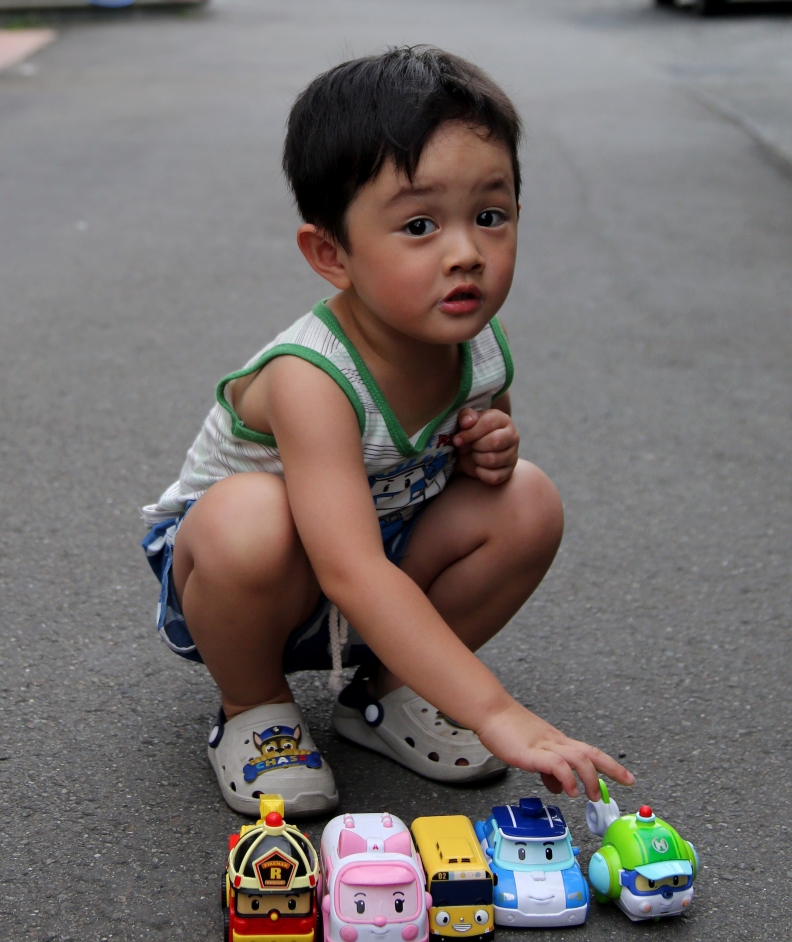 孩童無憂無慮在社子島街頭玩耍。