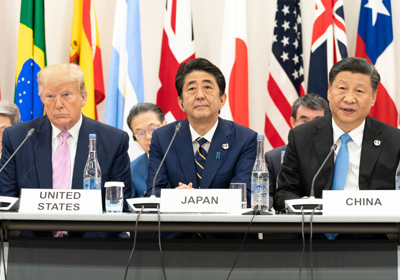 美國前總統川普(左)、日本前首相安倍晉三(中)、中國國家主席習近平(右)。取自Flickr。攝影者The White House。