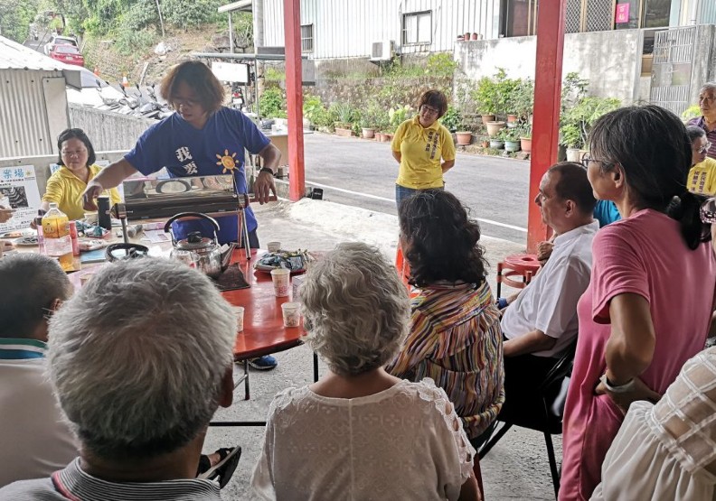 李易昆向民眾推廣綠能發電的好處。盧明正攝影