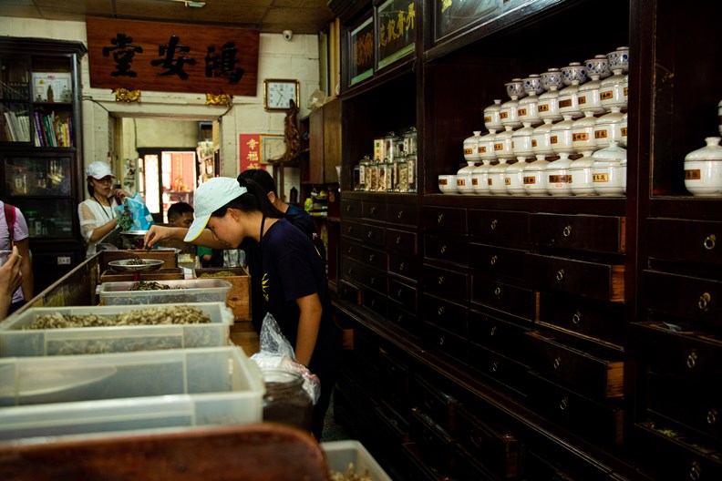 「小塹有約」的親子路線,由百年藥房「鴻安堂」第四代接班人帶遊客認識中藥、掂量藥草。