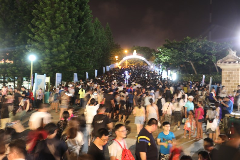 2020年的暑假出籠人潮,塞爆許多國內景點。