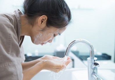 過度清潔皮膚油水失衡！你屬於哪種膚質，該如何正確洗臉？