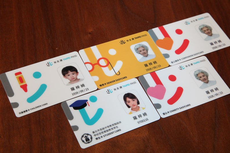 要翻轉公部門美學思維並非一時三刻之事,連在卡片上改點東西都需大費周章。