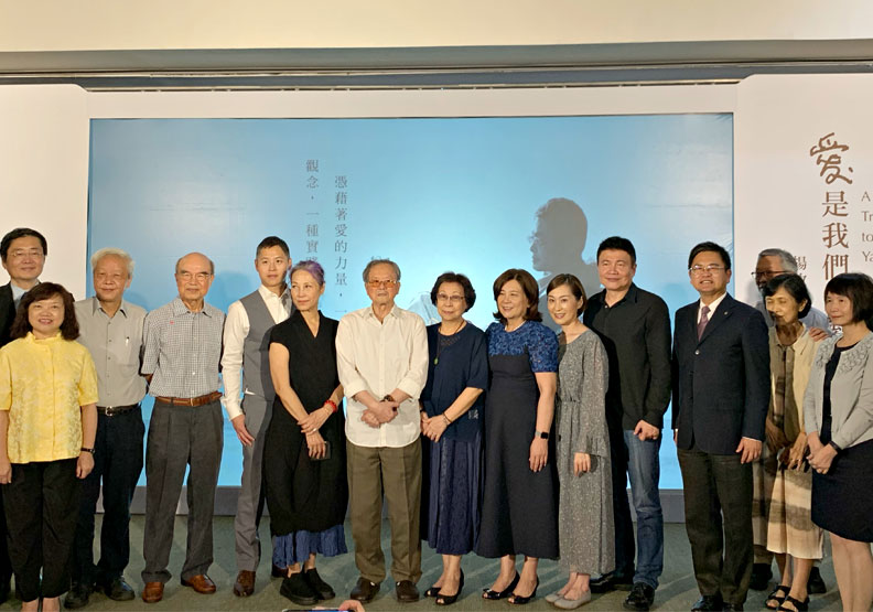 楊牧在文壇友人非常多,紀念活動上許多文人名士到場,包括黃春明(中間白衣者)。