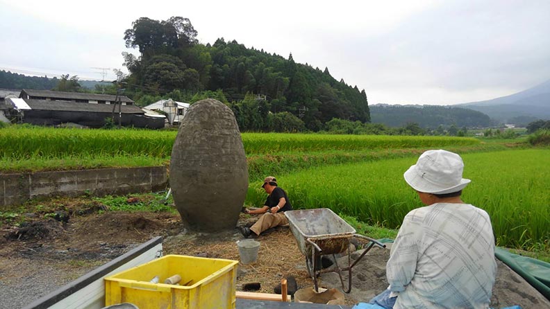 木製骨架安裝好後,就塗上第一層混凝土。(取自miyazaki.fool.jp)