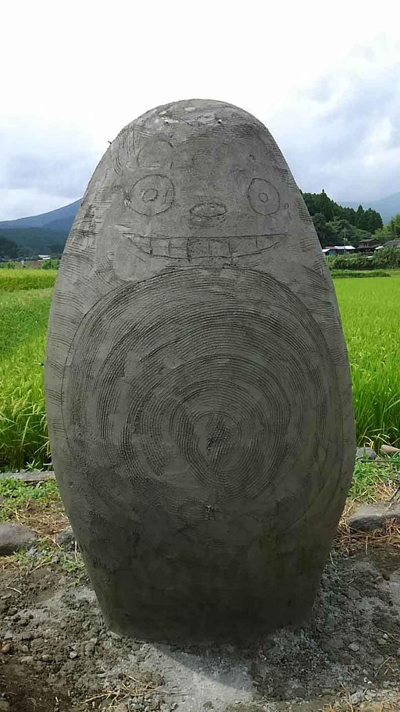 在桶形混凝土上概略描繪出龍貓五官輪廓。(取自miyazaki.fool.jp)