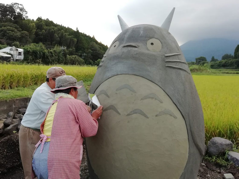 這個真人尺寸的呆萌龍貓是夫妻倆50多年抹灰技術的結晶。(取自miyazaki.fool.jp)