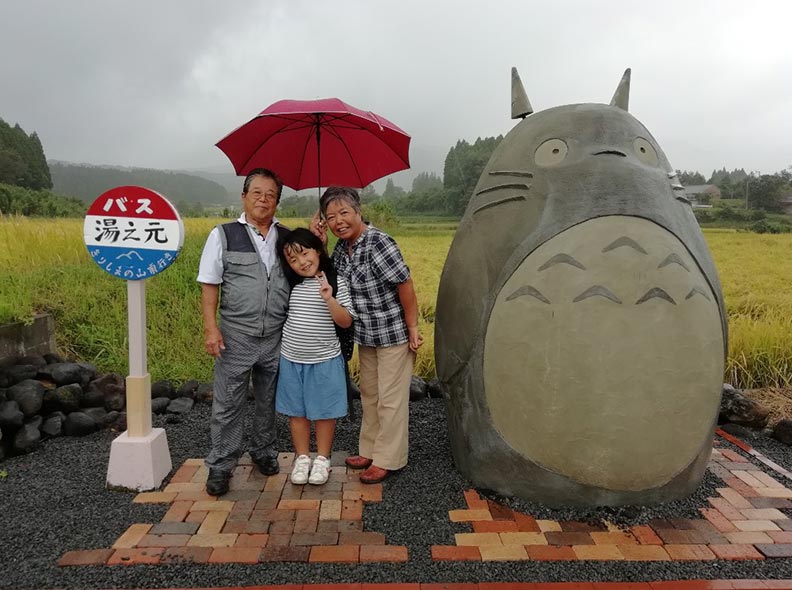 下雨天撐著紅傘,有如動畫情節真實還原。(取自miyazaki.fool.jp)
