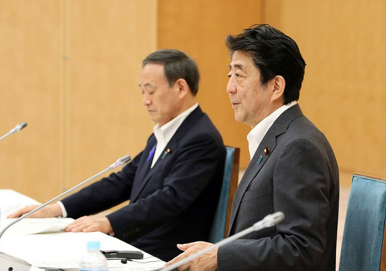 左為內閣官房長官菅義偉，右為前日本首相安倍晉三。
