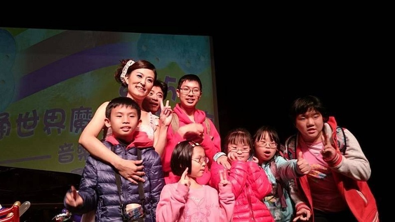 合照時,孩子們的熱情回應,讓田宜歆深深感動,繼續將音樂傳偏鄉各角落。