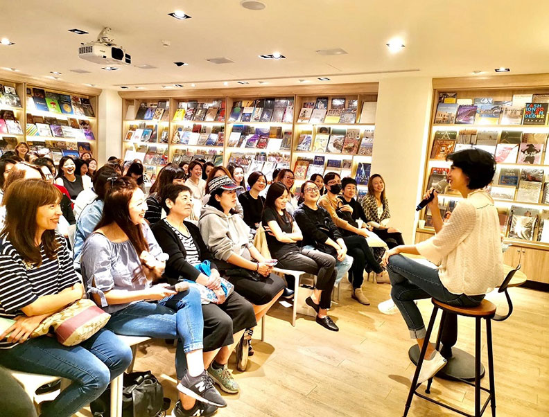 近年來「鬆姐」舉辦多場講座,分享自己的故事、也鼓勵大家解開自己心中的結。