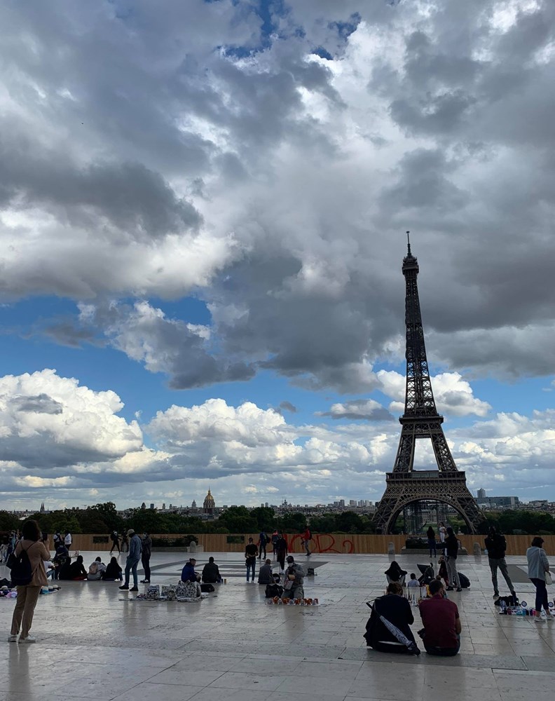 缺少觀光客的鐵塔景觀台,如今只剩稀疏人群。