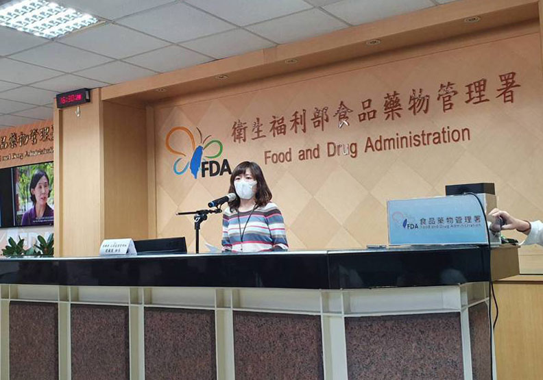 若民眾買到口罩本體標示「Carry mask」的口罩,可於9月4日起至9月11日至有販售口罩實名制的藥局或衛生所進行換貨。聯合新聞網提供