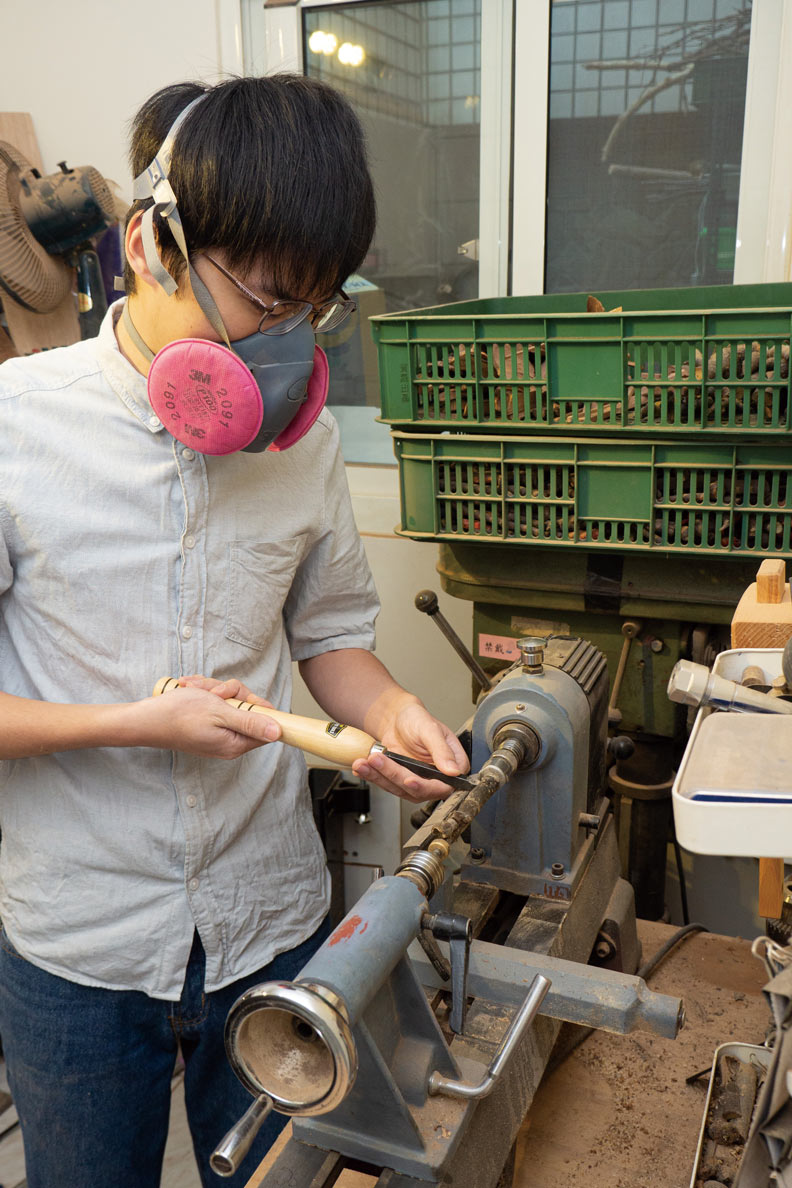 製筆工序繁複且十分耗費人工。