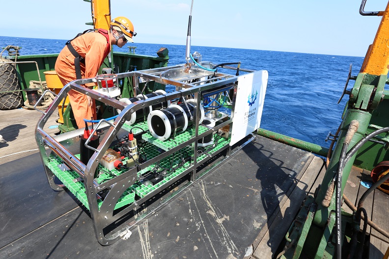  海下科技作業需要的載具設備，中山大學打破向國外購買、維修不易的困境，成立水下載具研發中心，更跨領域相關單位組成「科研水下載人載具開發聯盟」。