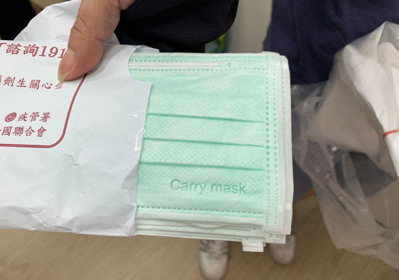 圖／加利科技以壓印「CARRY MASK」的陸製口罩混充國產醫用口罩。聯合新聞網提供