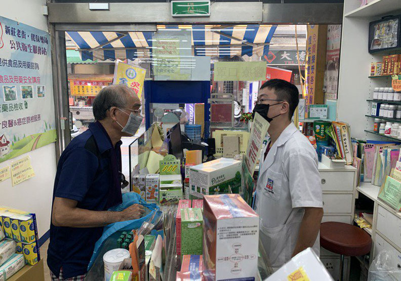 民眾紛紛拿加利科技出產的口罩想到藥局兌換。聯合新聞網提供