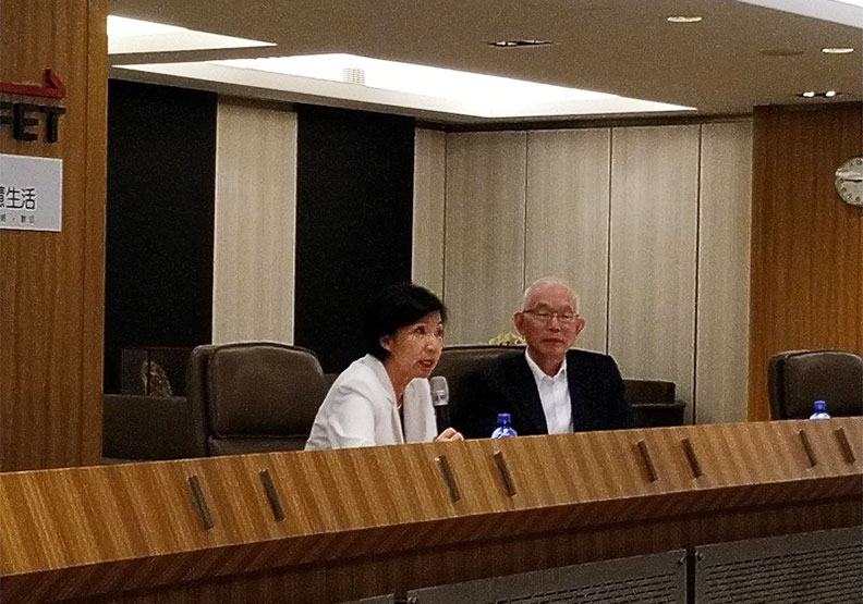 遠傳電信總經理井琪、亞太電信總經理黃南仁一起召開記者會說明遠傳與亞太共頻共網結盟案。聯合新聞網提供