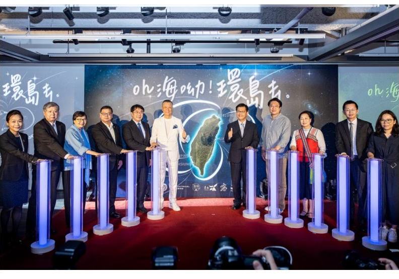 記者會當天下午,交通部長林佳龍(左七)、台灣觀光協會會長葉菊蘭(左三),偕同四大縣市首長和雄獅集團董座王文傑(左六)齊聚內湖雄獅總部。圖片來源雄獅旅遊