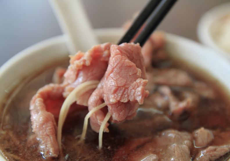 值得一提的是,在六天五夜行程才會停靠的台南安平港,這次特別在碼頭規劃府城小吃市集,讓遊客一靠岸,就可大啖牛肉湯等當地小吃。圖片來源雄獅旅遊