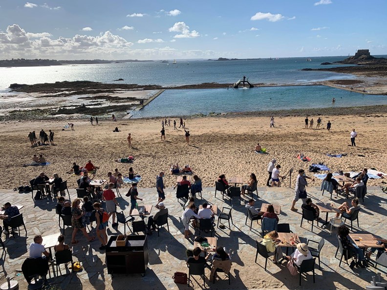 不受疫情影響,法國各處海灘又湧現人潮。