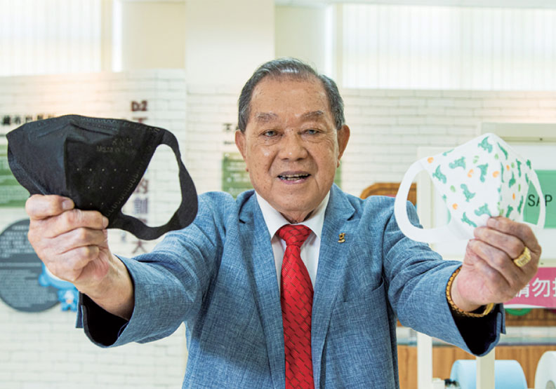 圖／康那香董事長戴榮吉，展示自家研發的各式特色口罩。池孟諭攝