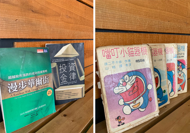 左為哆啦王閱讀的投資書籍,右為哆啦王的漫畫蒐集。許雅綿攝