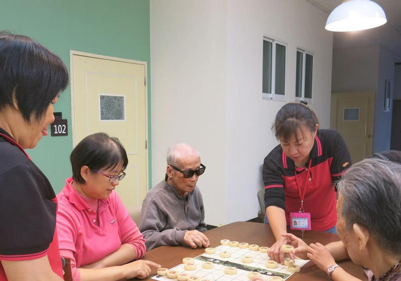 從日常活動,透過人員帶領,提供認知功能訓練。(高雄市社會局提供)