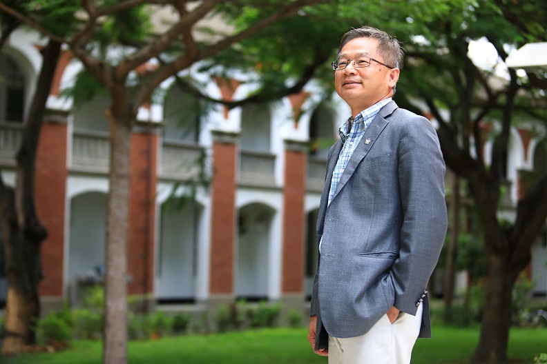 國立成功大學副校長吳誠文強調,未來人才必須具備「雙語能力」,第一個是運算端的程式語言與AI運算方法,另一個則是應用端的專業知識。