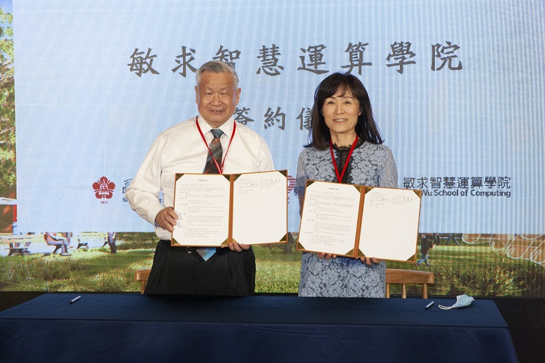 國立成功大學校長蘇慧貞(右)與旺宏電子董事長吳敏求(左)期許敏求智慧運算學院,跳脫現有高教制度框架,希望讓教育更符合社會實際需求。