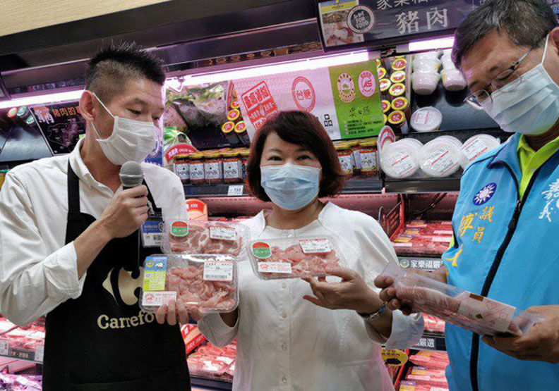 嘉義市昨修正自治條例,議會通過後,未來檢出豬肉含瘦肉精,即使符合中央容許量,仍開罰3萬到10萬元。嘉義市長黃敏惠(右二)昨率隊到大賣場宣導清楚標示豬肉原產地。聯合新聞網提供