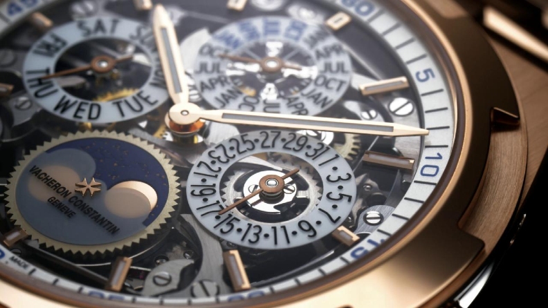 為沿襲Overseas系列的整體風格，腕錶機芯以手工進行了特別的修飾打磨處理。