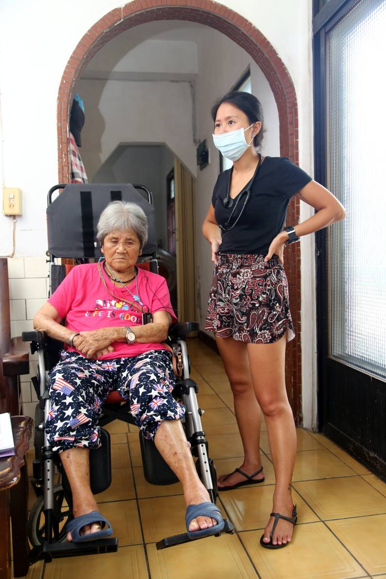 新進醫師賴瑋伶(右)在都蘭,找到居家醫療與潛水嗜好的歸屬感。