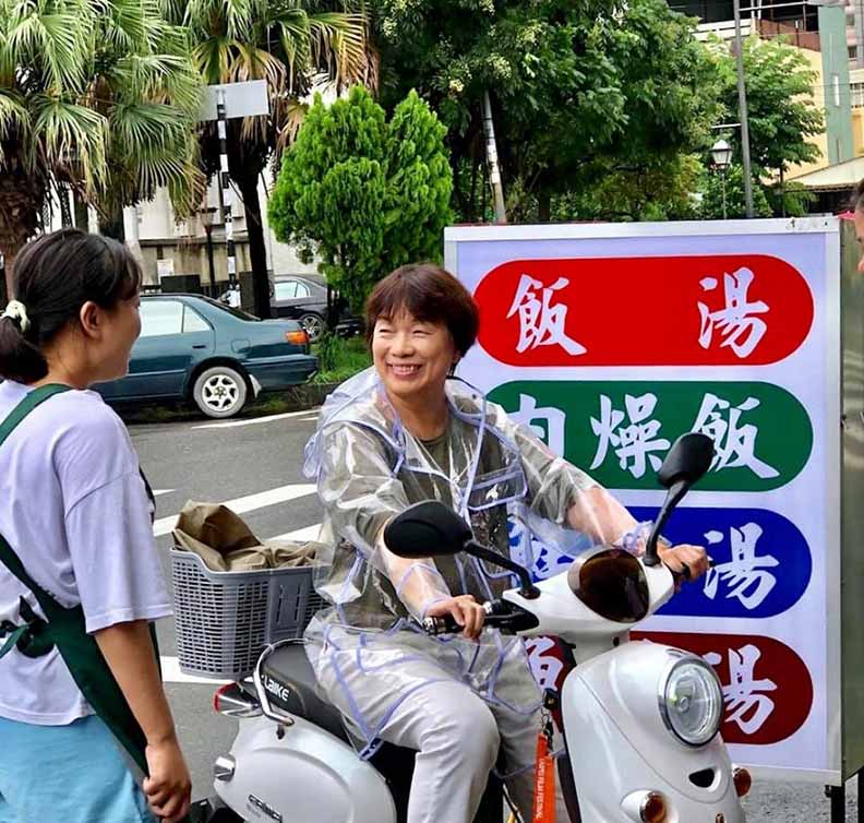 摩托車「小白」是龍應台在潮州的代步工具,幾乎成了她的註冊商標。