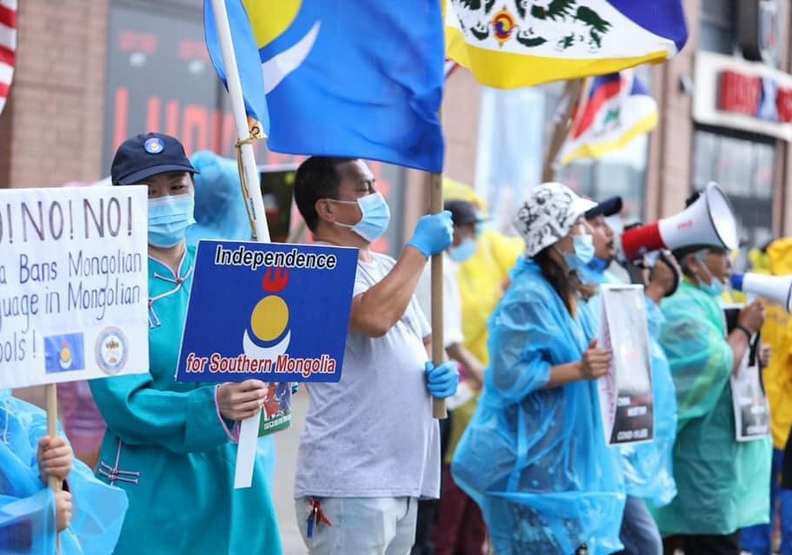 勇敢站上街頭抗議的內蒙古人