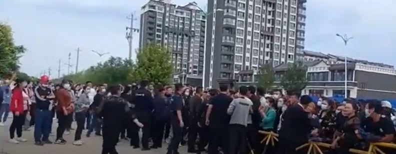 警方架起拒馬隔開抗議人群