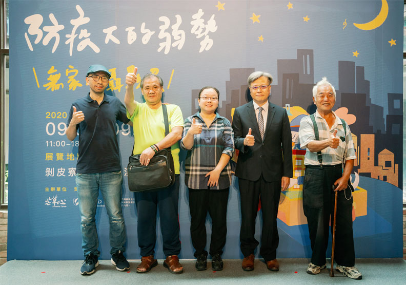 左起為攝影展攝影師林璟瑋、真人圖書館分享者賈西亞、芒草心慈善協會秘書長李盈姿、台灣吉立亞醫藥總經理彭國書、真人圖書館分享者飛機先生。芒草心提供