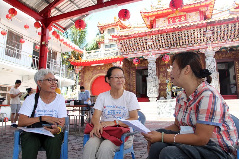 跟著先生一起奉獻台東的五十嵐祐紀子(中)。