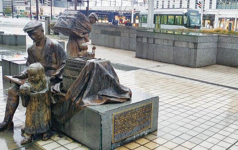 富山站前的賣藥郎銅像。