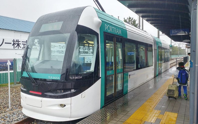 2006年通車的富山輕軌終點「岩瀨濱站」。